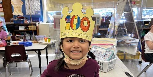 student wearing 100 days hat